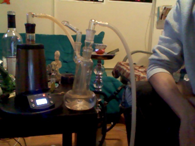 Arizer Extreme Q Vaporizer angeschlossen an eine Wasserpfeife (WPA)