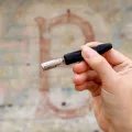 DynaVap The B2 – Größenansicht in der Hand