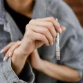 DynaVap UniDyn – device held in hand