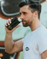 Mighty+ – in einer Hand als Größenvergleich